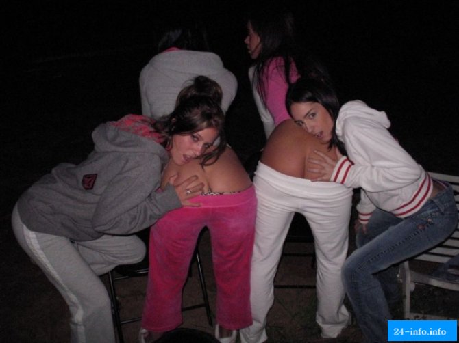 Любительские фотографии девушек в стрнгах. Вид сзади