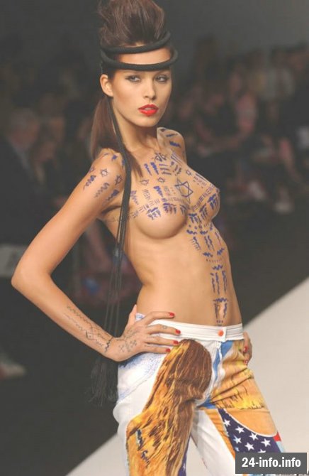 Петра Немкова топлесс