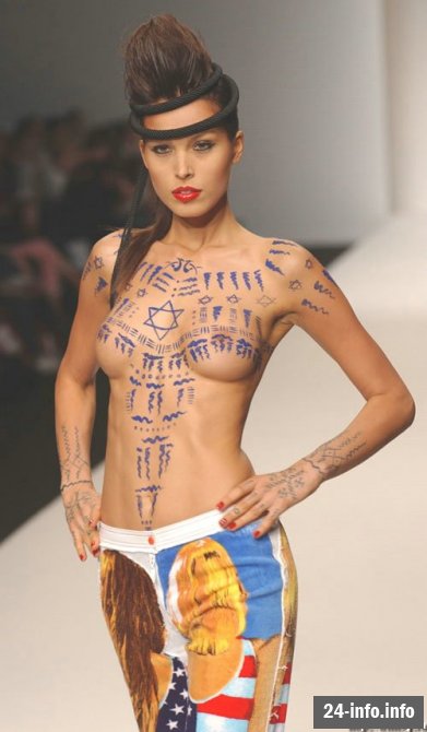 Петра Немкова топлесс