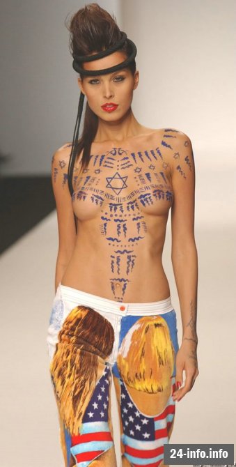 Петра Немкова топлесс