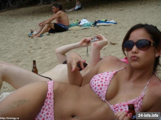 Девушки в бикини и летней одежде