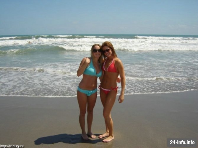 Девушки в бикини и летней одежде