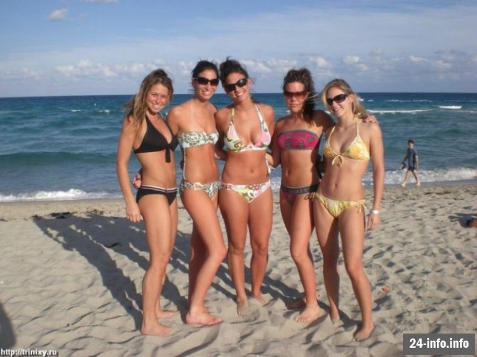 Девушки в бикини и летней одежде