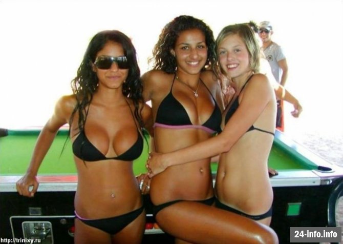 Девушки в бикини и летней одежде