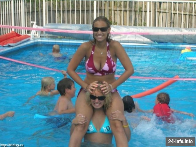 Девушки в бикини и летней одежде