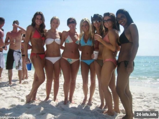Девушки в бикини и летней одежде