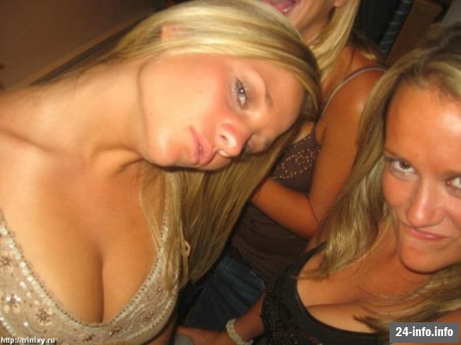 Девушки в бикини и летней одежде