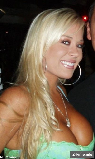 Девушки в бикини и летней одежде