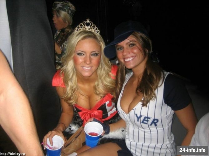 Девушки в бикини и летней одежде