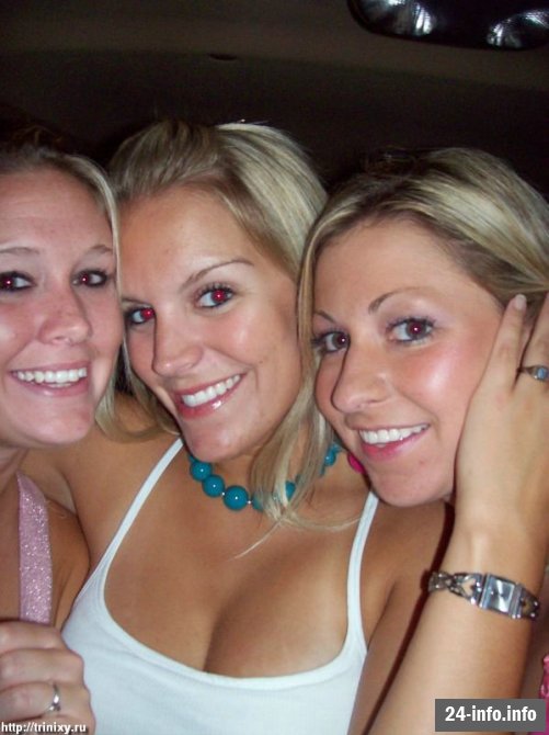 Девушки в бикини и летней одежде