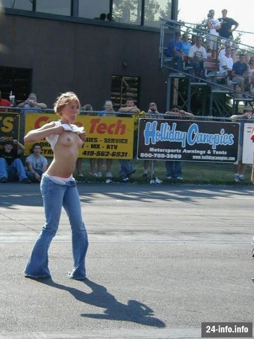 Небольшая подборка девушек топлес