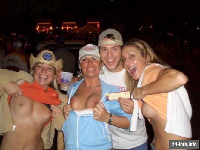 Небольшая подборка девушек топлес