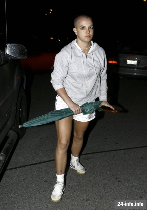 Бритни атакует зонтиком (18 фотографий)