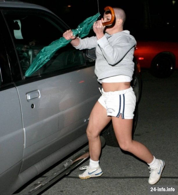 Бритни атакует зонтиком (18 фотографий)