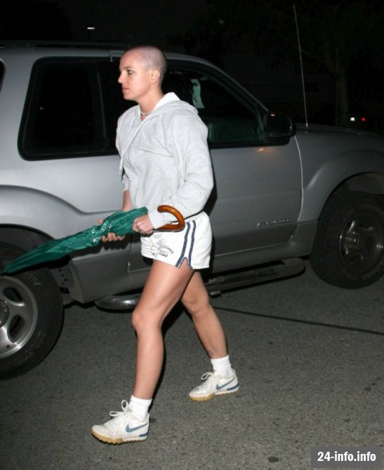 Бритни атакует зонтиком (18 фотографий)