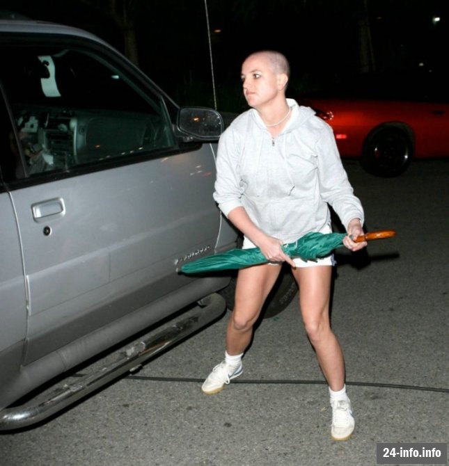 Бритни атакует зонтиком (18 фотографий)