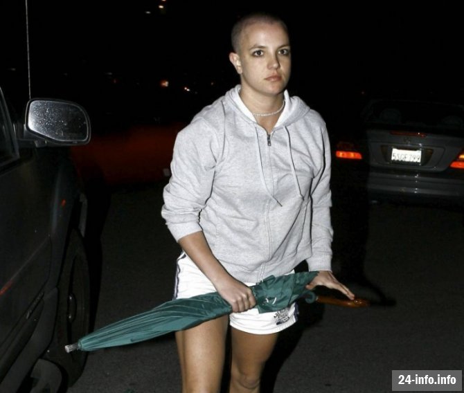 Бритни атакует зонтиком (18 фотографий)