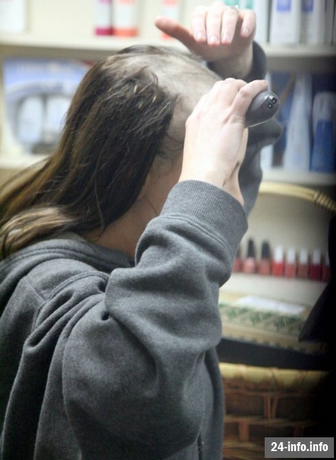 Лысая Бритни Спирс (17 фотографий) Добавлены новые фото