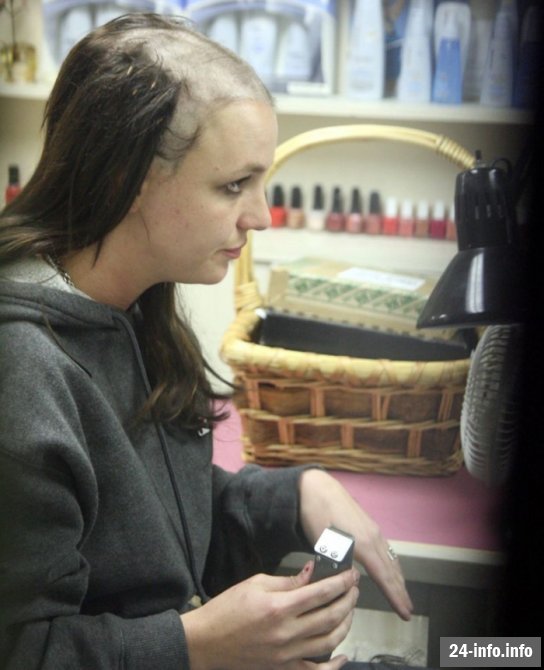 Лысая Бритни Спирс (17 фотографий) Добавлены новые фото