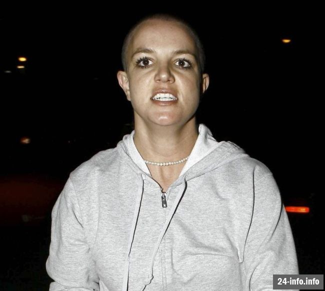 Бритни атакует зонтиком (18 фотографий)