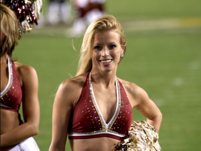 Девушки из группы поддержки команды Redskins