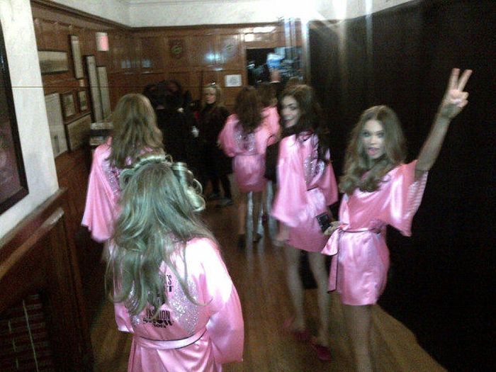 Девушки Victoria's Secret за кулисами