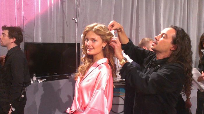 Девушки Victoria's Secret за кулисами