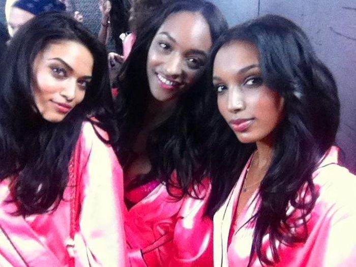 Девушки Victoria's Secret за кулисами