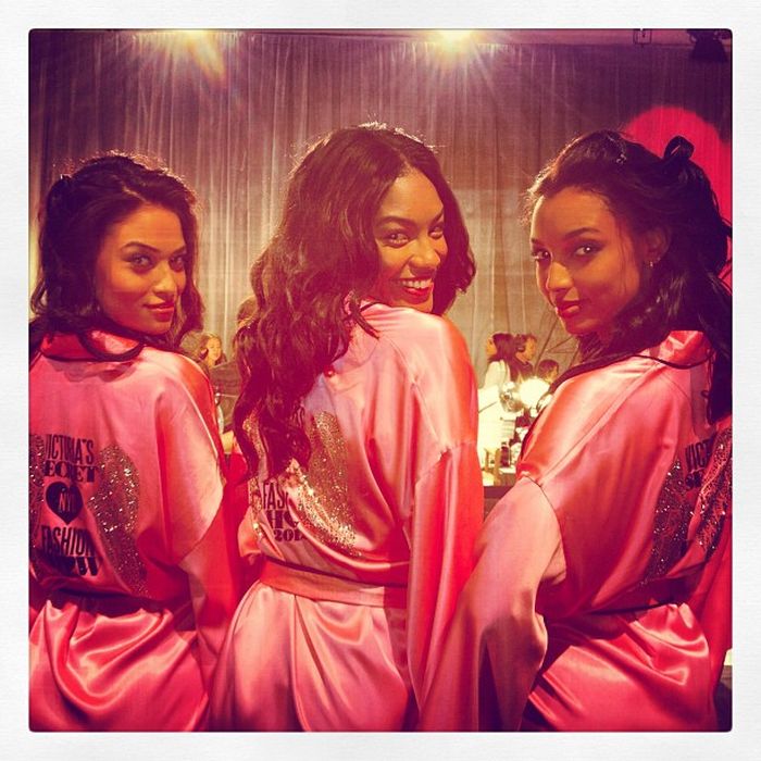 Девушки Victoria's Secret за кулисами