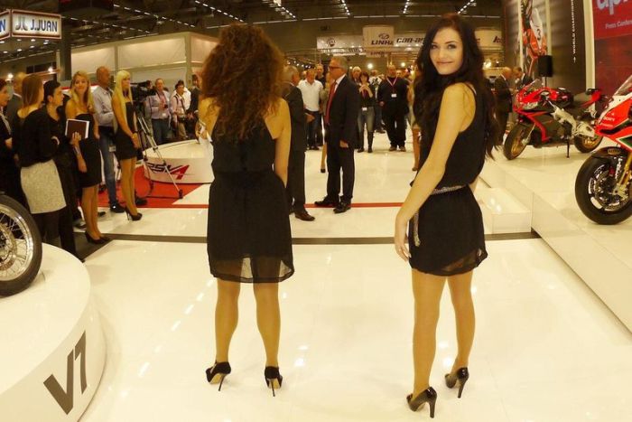 Девушки с мотовыставки Intermot 2012
