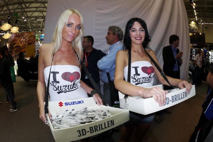 Девушки с мотовыставки Intermot 2012