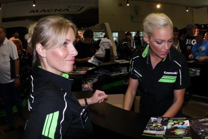 Девушки с мотовыставки Intermot 2012