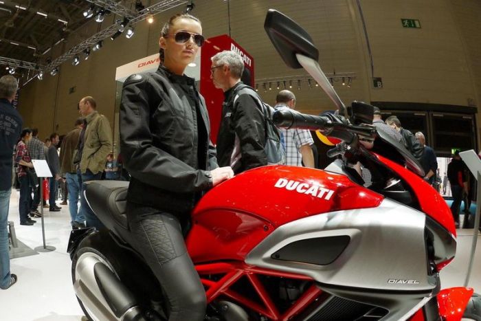 Девушки с мотовыставки Intermot 2012