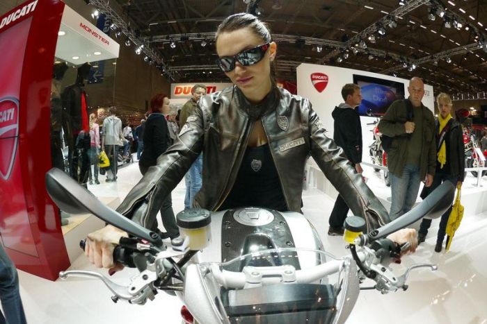 Девушки с мотовыставки Intermot 2012