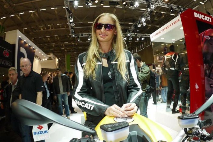 Девушки с мотовыставки Intermot 2012