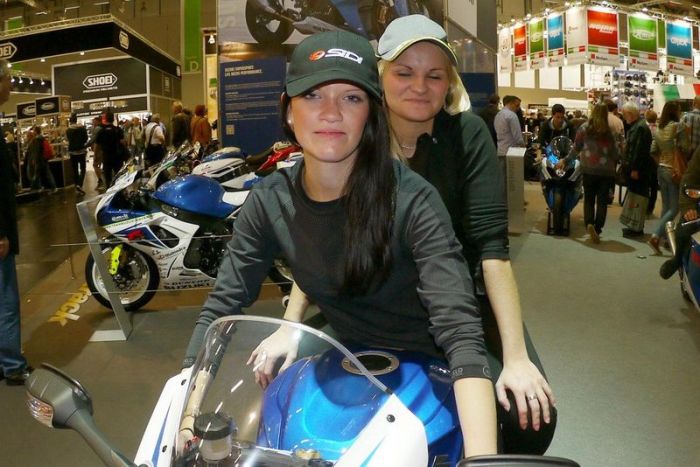 Девушки с мотовыставки Intermot 2012