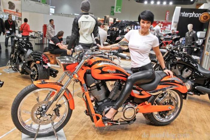 Девушки с мотовыставки Intermot 2012