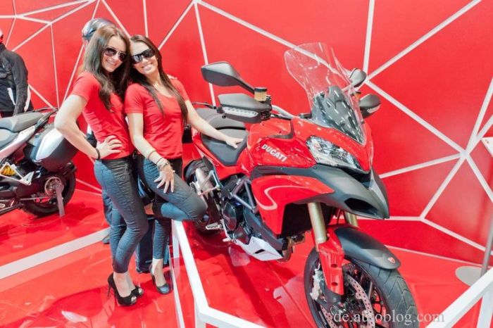 Девушки с мотовыставки Intermot 2012