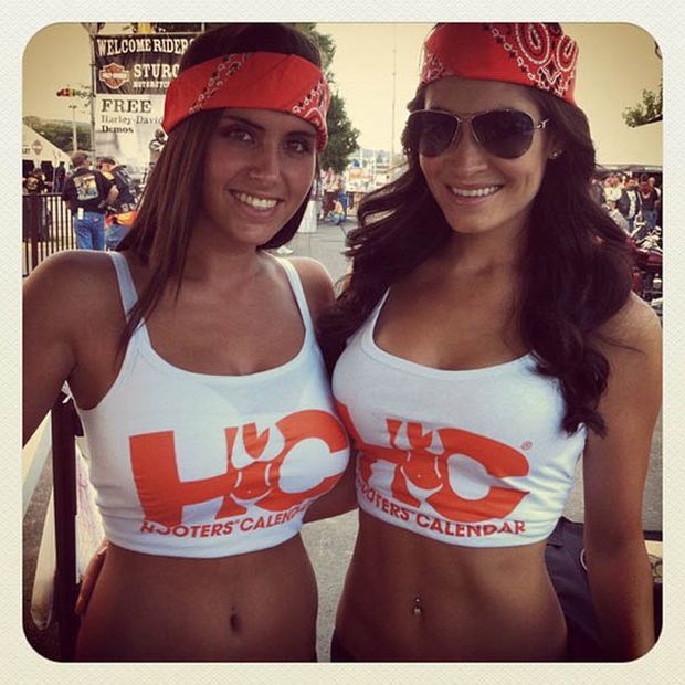 Девушки из ресторана Hooters в Instagram
