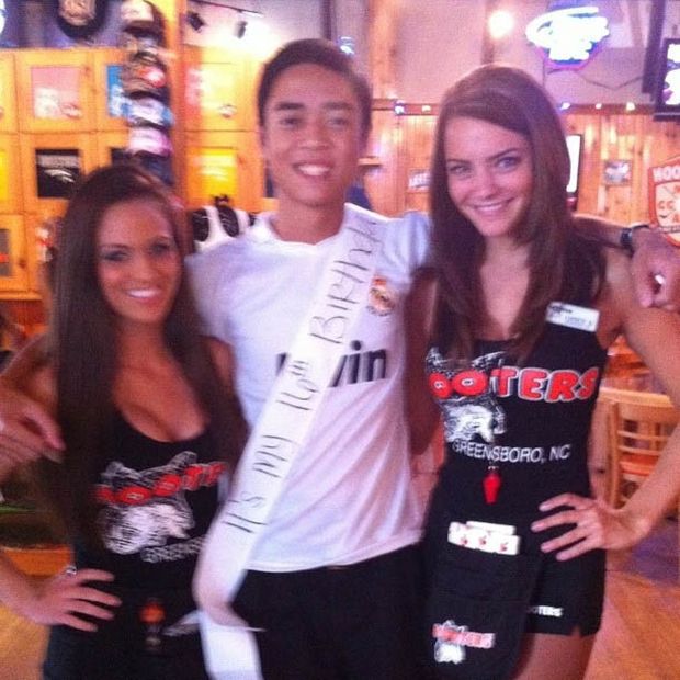 Девушки из ресторана Hooters в Instagram