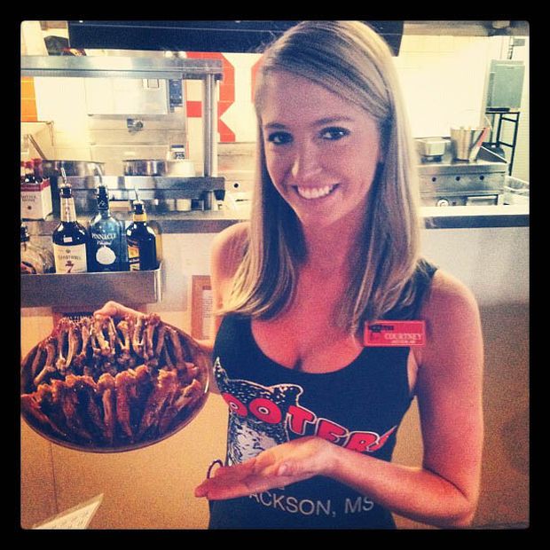 Девушки из ресторана Hooters в Instagram