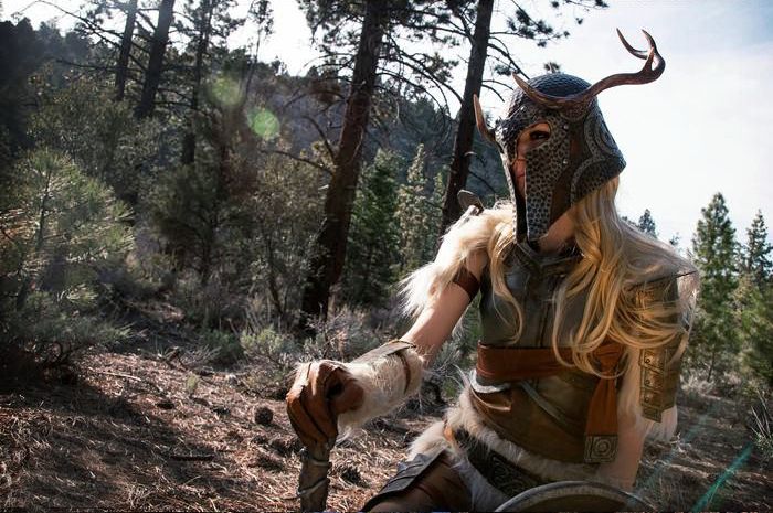 Симпатичная фанатка игры Skyrim