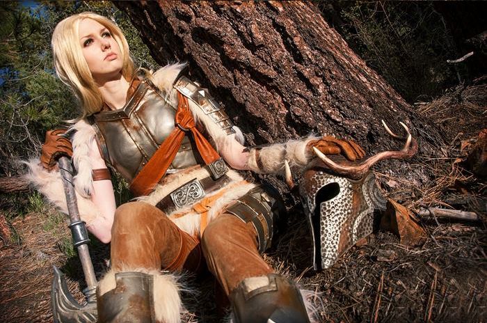 Симпатичная фанатка игры Skyrim