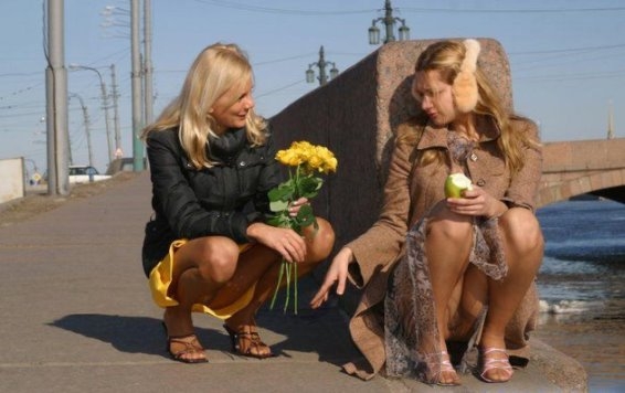 Девушки засветили трусики