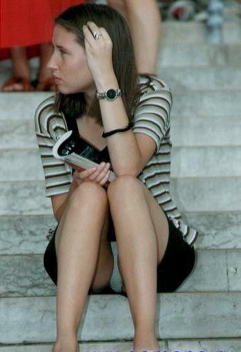 Девушки засветили трусики