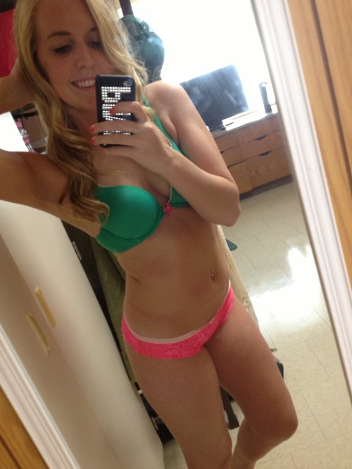 Mirrors are a girls best friend (41 Photos)