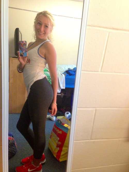 Mirrors are a girls best friend (41 Photos)