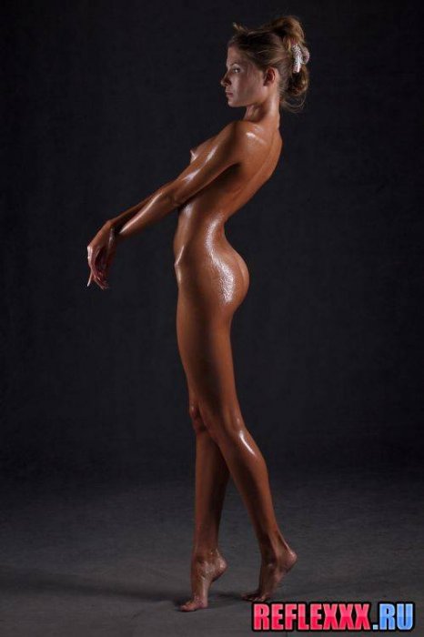 Бодибилдерша с промасленными голыми сиськами