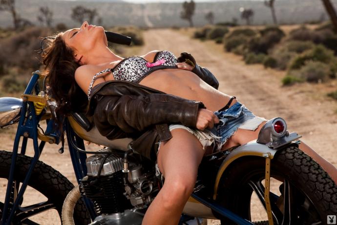 Beth Williams на байке