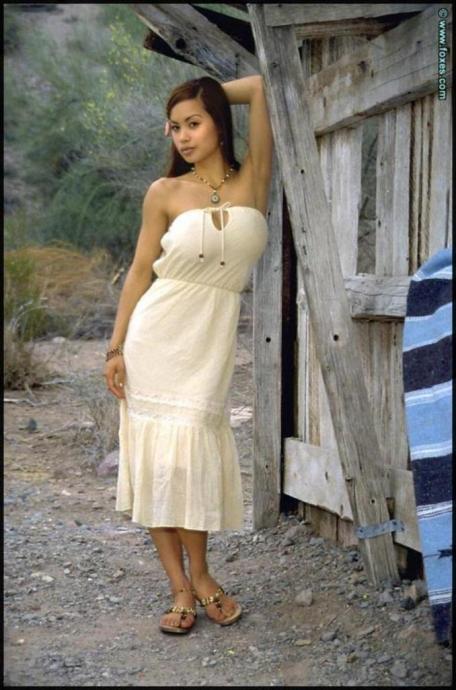 Смотреть голых -  Грудастая азиатка без трусиков